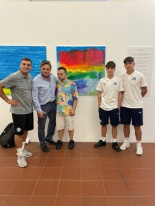 In posa davanti al quadro acquistato dalla Riccione Calcio 1926